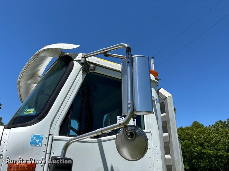 image for item FG0351 2001 International 9200i semi truck