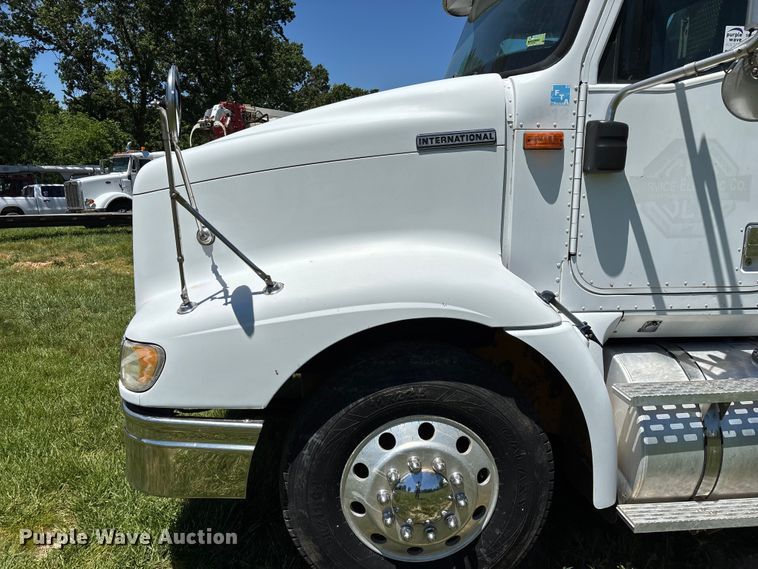 image for item FG0351 2001 International 9200i semi truck