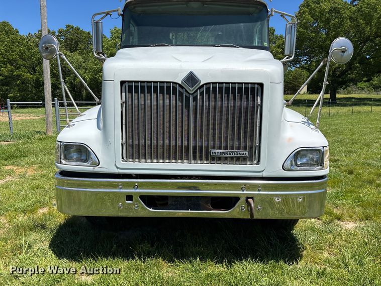 image for item FG0351 2001 International 9200i semi truck