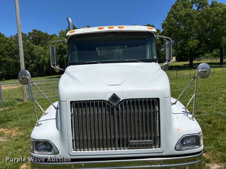 image for item FG0351 2001 International 9200i semi truck