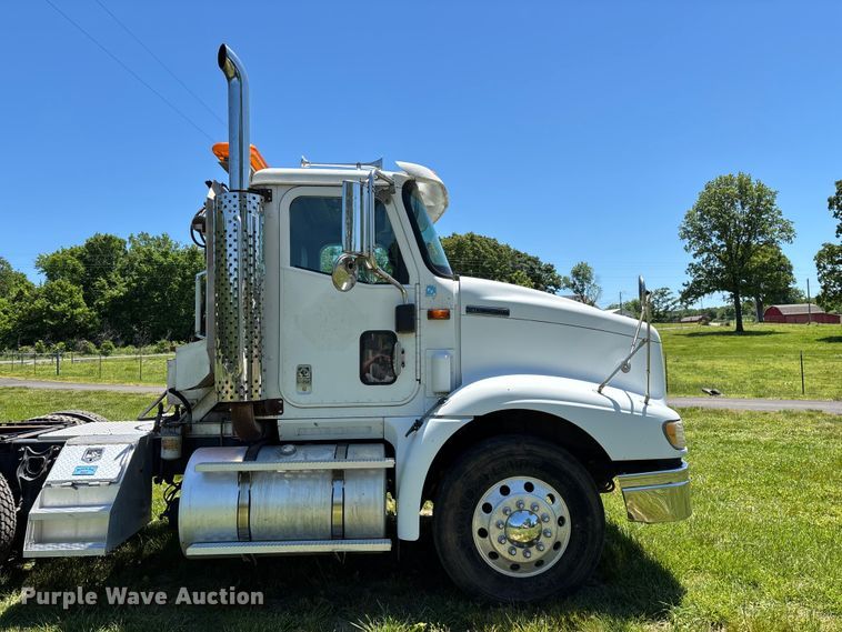 image for item FG0351 2001 International 9200i semi truck
