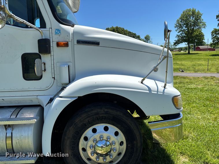 image for item FG0351 2001 International 9200i semi truck
