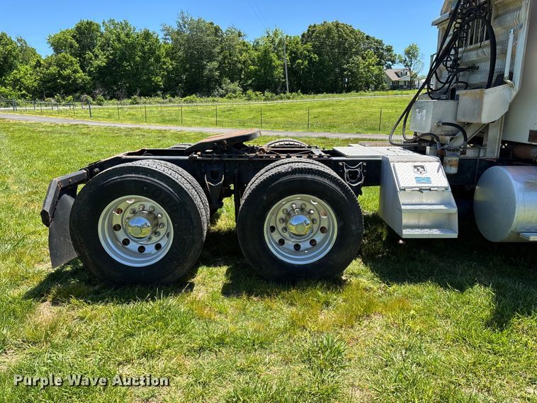 image for item FG0351 2001 International 9200i semi truck