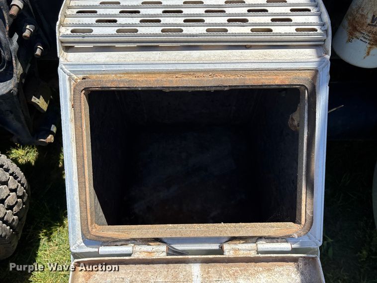 image for item FG0351 2001 International 9200i semi truck