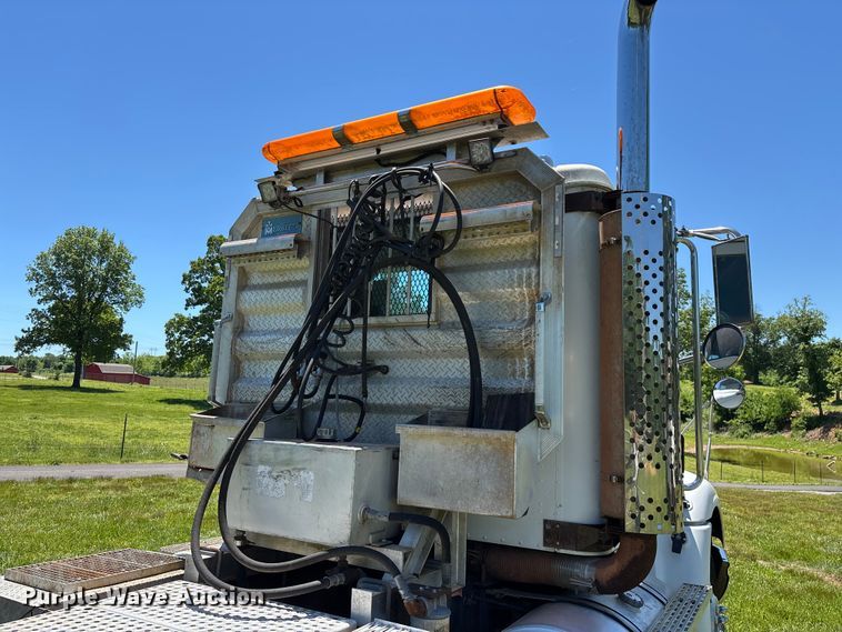 image for item FG0351 2001 International 9200i semi truck