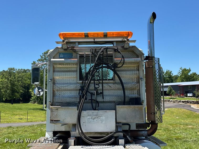 image for item FG0351 2001 International 9200i semi truck
