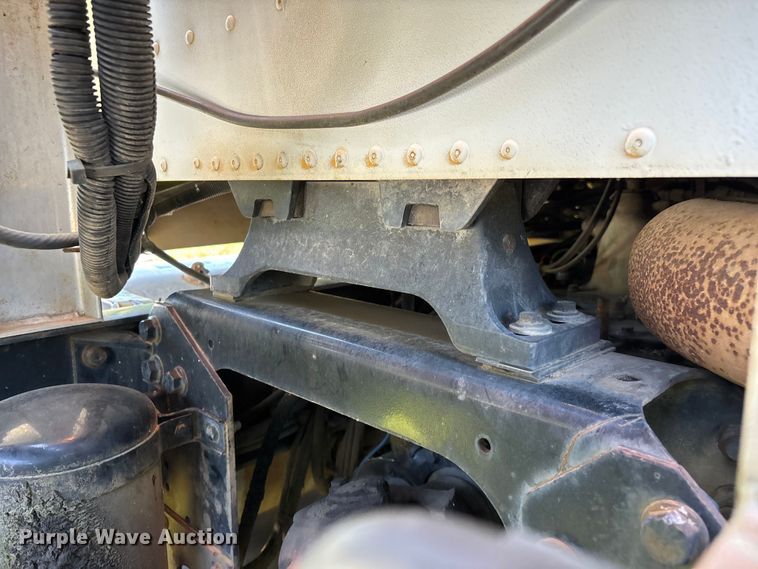 image for item FG0351 2001 International 9200i semi truck