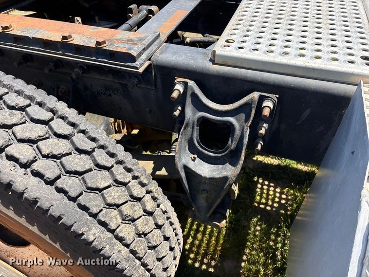 image for item FG0351 2001 International 9200i semi truck