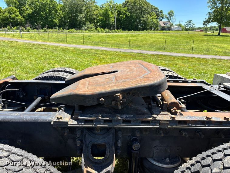 image for item FG0351 2001 International 9200i semi truck