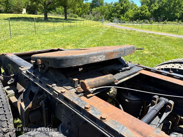 image for item FG0351 2001 International 9200i semi truck