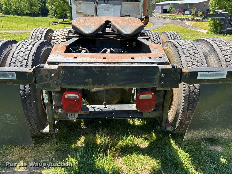 image for item FG0351 2001 International 9200i semi truck