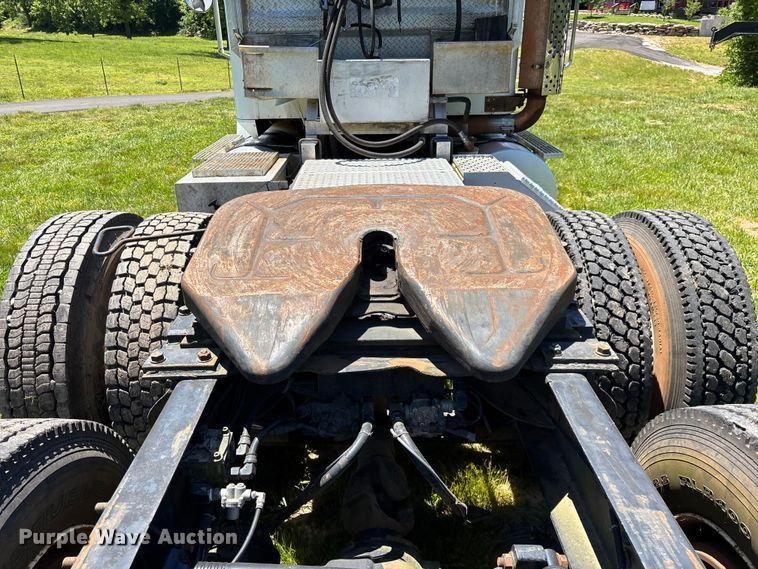 image for item FG0351 2001 International 9200i semi truck