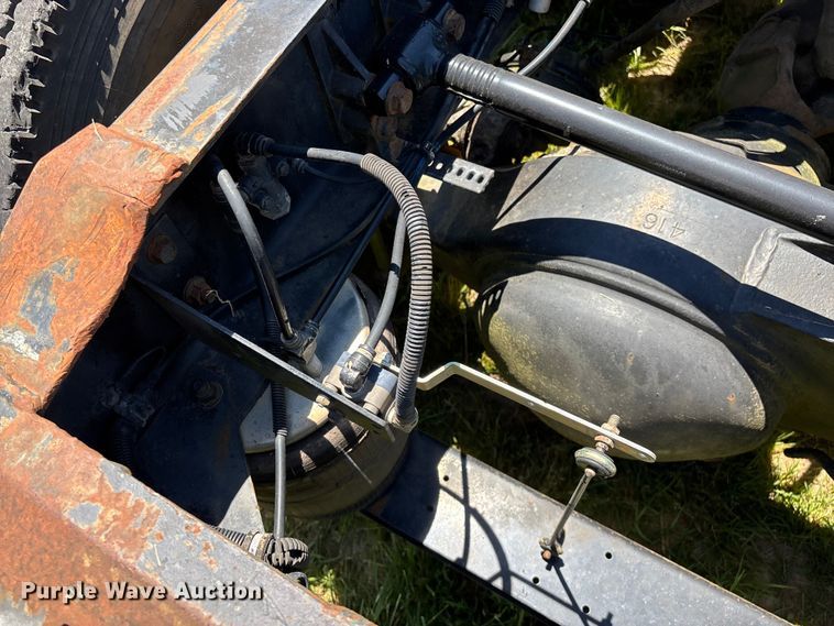 image for item FG0351 2001 International 9200i semi truck