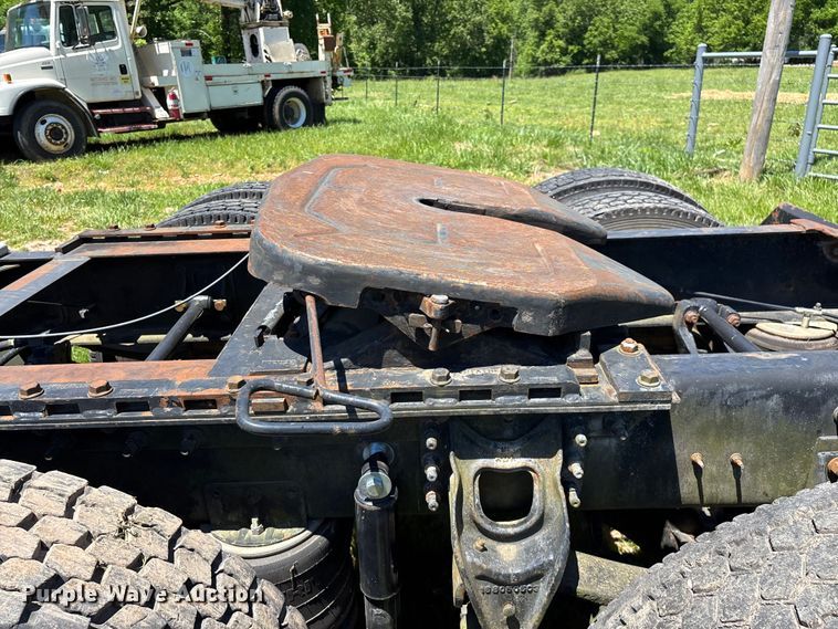 image for item FG0351 2001 International 9200i semi truck