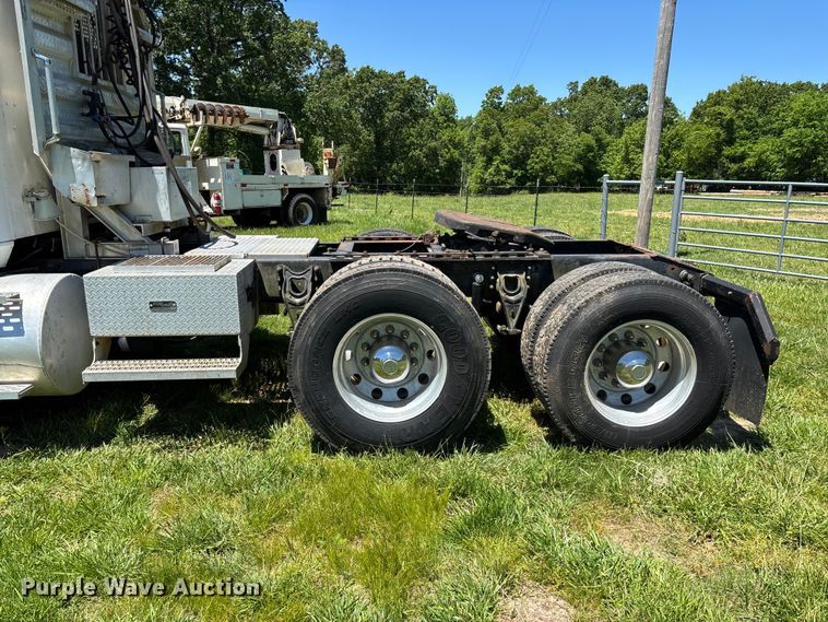 image for item FG0351 2001 International 9200i semi truck