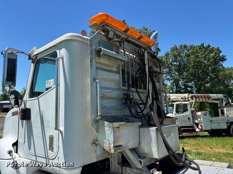 image for item FG0351 2001 International 9200i semi truck