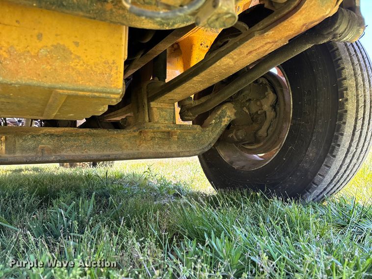 image for item FG0351 2001 International 9200i semi truck
