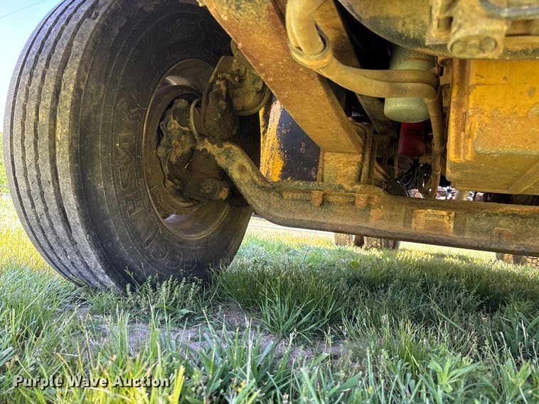 image for item FG0351 2001 International 9200i semi truck