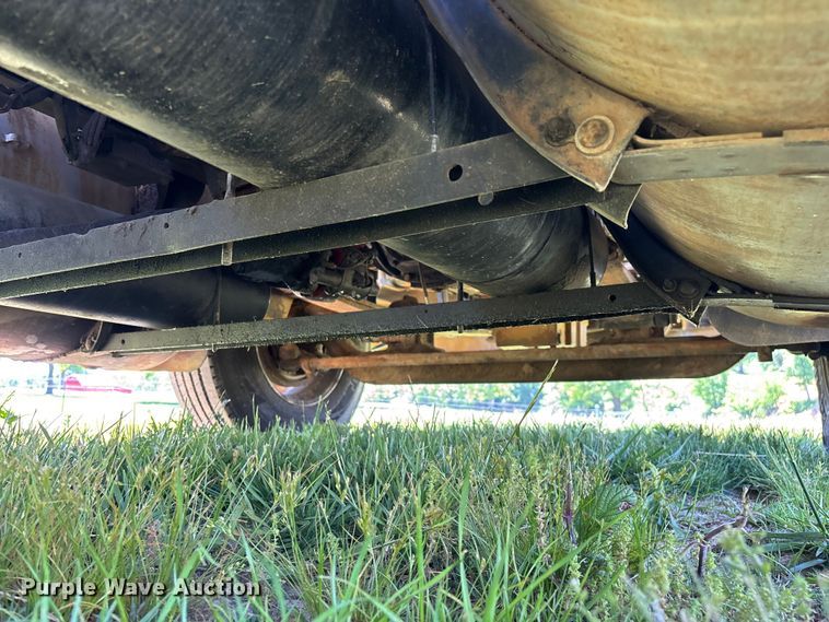image for item FG0351 2001 International 9200i semi truck