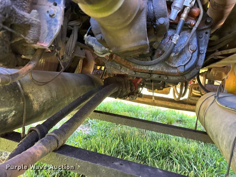 image for item FG0351 2001 International 9200i semi truck