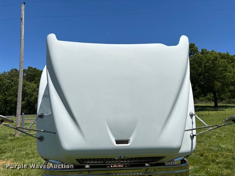 image for item FG0351 2001 International 9200i semi truck