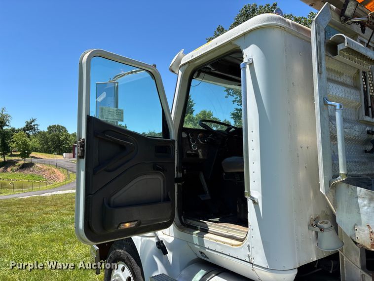 image for item FG0351 2001 International 9200i semi truck