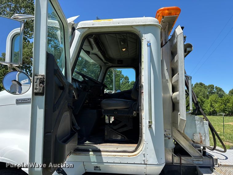 image for item FG0351 2001 International 9200i semi truck