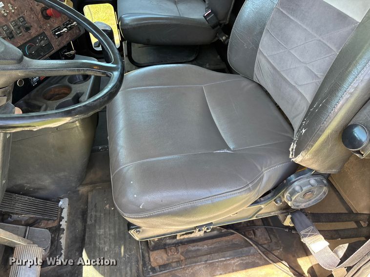image for item FG0351 2001 International 9200i semi truck