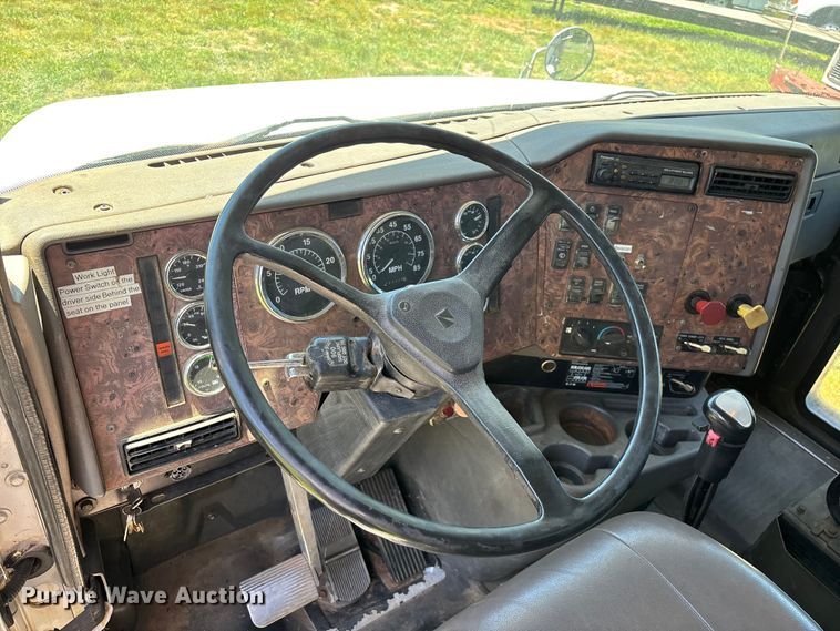image for item FG0351 2001 International 9200i semi truck