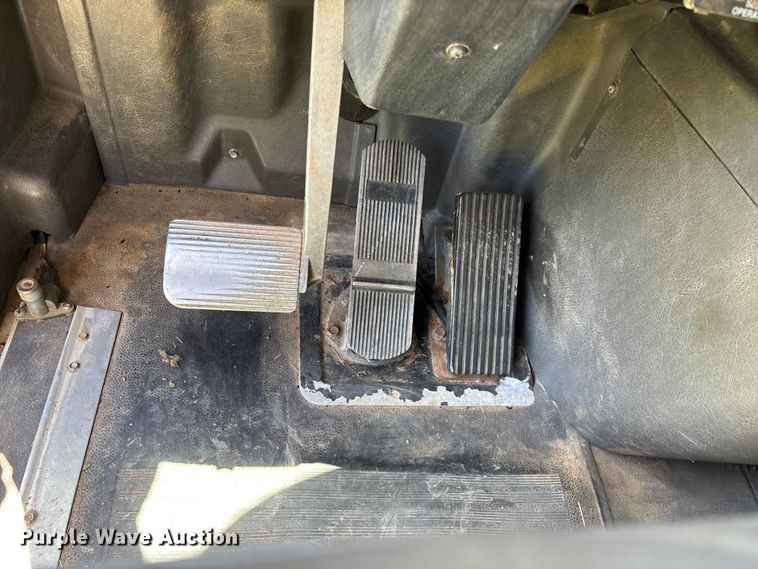 image for item FG0351 2001 International 9200i semi truck