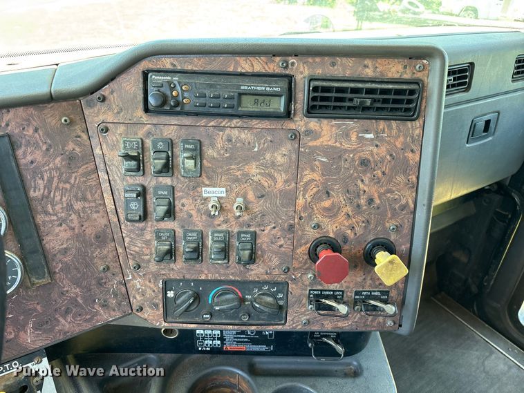 image for item FG0351 2001 International 9200i semi truck