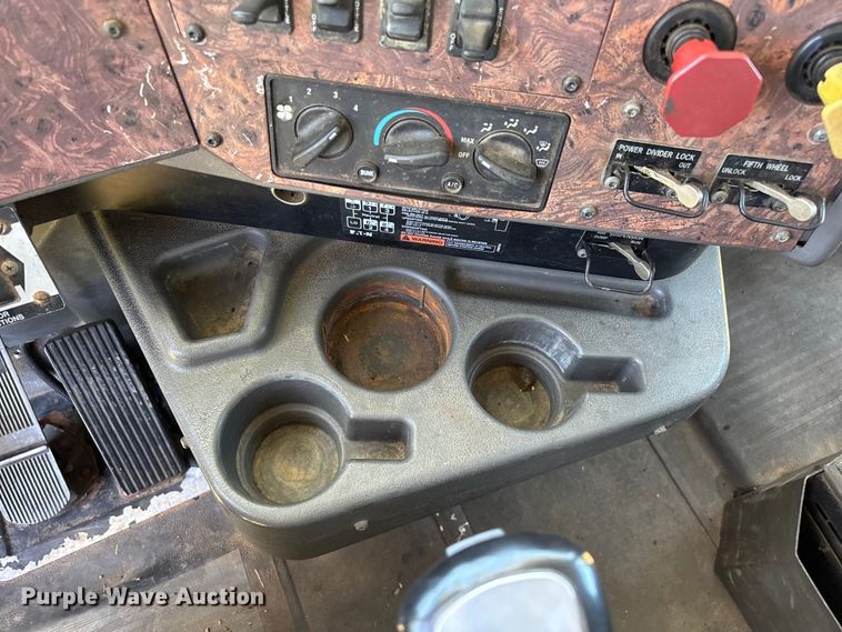 image for item FG0351 2001 International 9200i semi truck