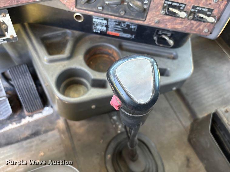 image for item FG0351 2001 International 9200i semi truck
