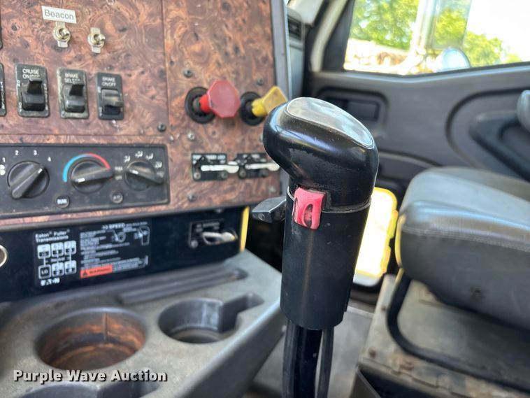 image for item FG0351 2001 International 9200i semi truck