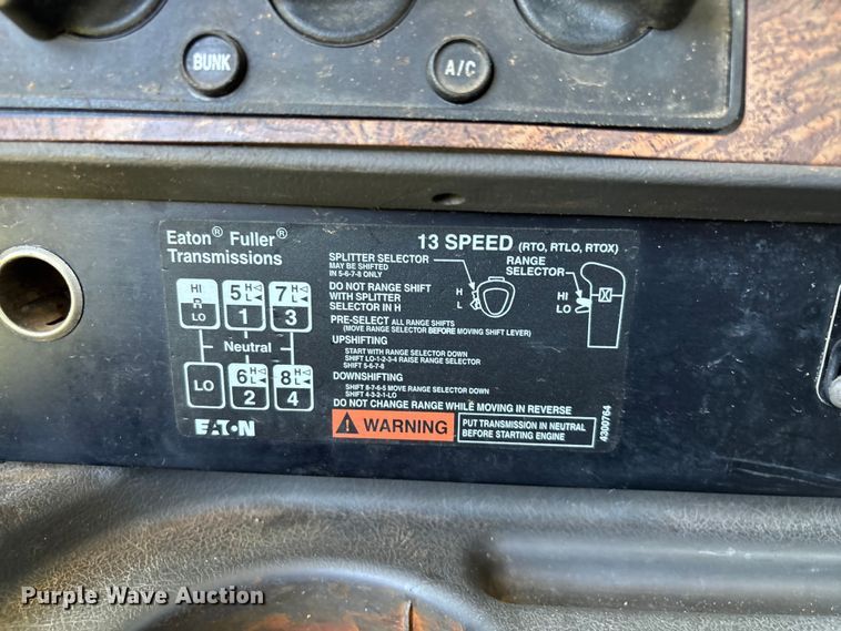 image for item FG0351 2001 International 9200i semi truck