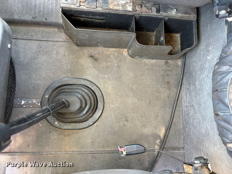 image for item FG0351 2001 International 9200i semi truck