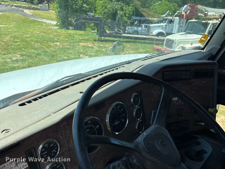 image for item FG0351 2001 International 9200i semi truck