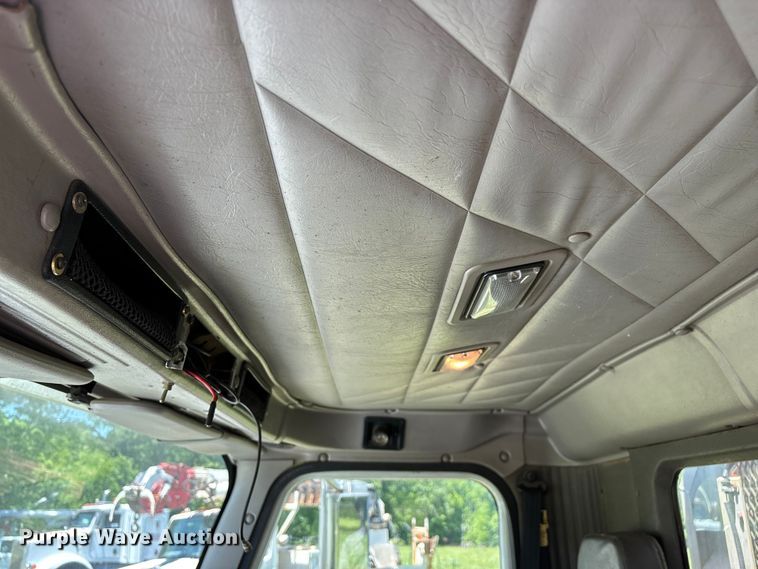 image for item FG0351 2001 International 9200i semi truck