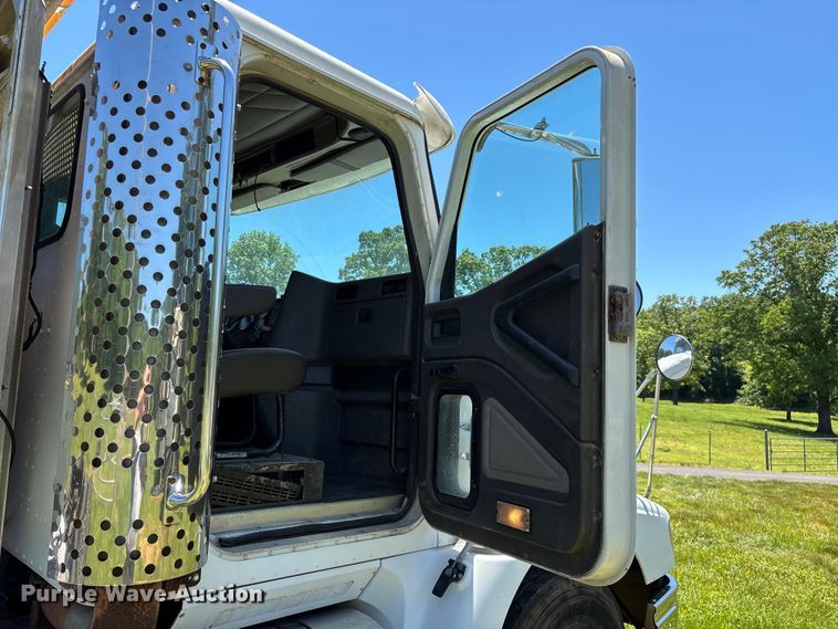 image for item FG0351 2001 International 9200i semi truck