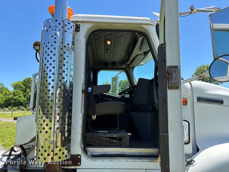 image for item FG0351 2001 International 9200i semi truck