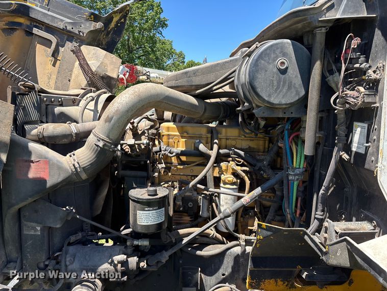 image for item FG0351 2001 International 9200i semi truck