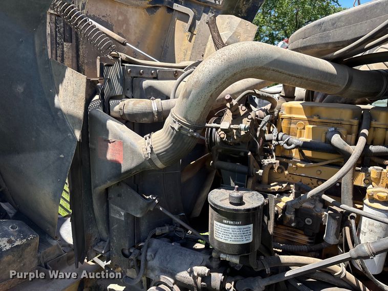image for item FG0351 2001 International 9200i semi truck