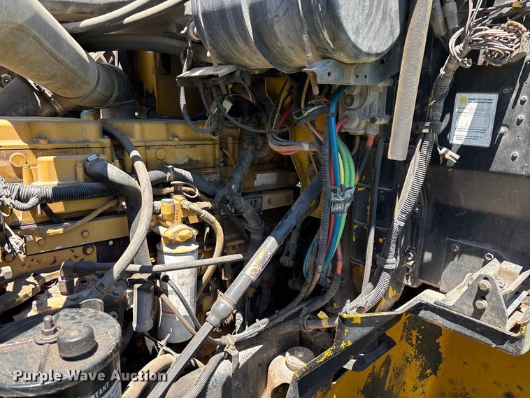 image for item FG0351 2001 International 9200i semi truck