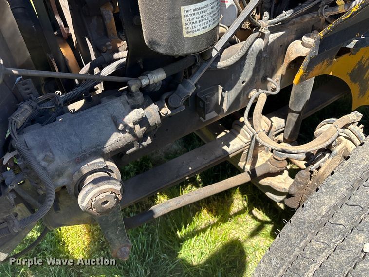 image for item FG0351 2001 International 9200i semi truck