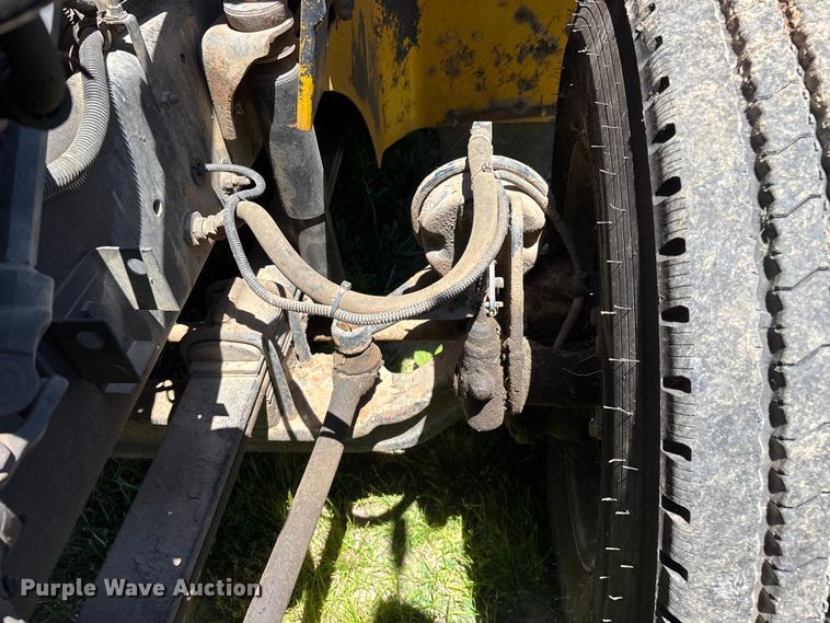 image for item FG0351 2001 International 9200i semi truck