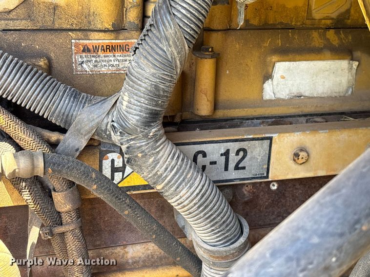 image for item FG0351 2001 International 9200i semi truck