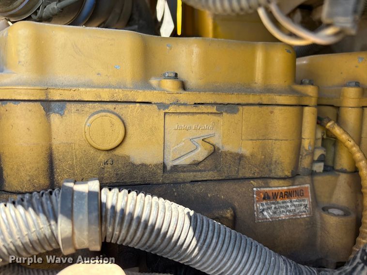 image for item FG0351 2001 International 9200i semi truck