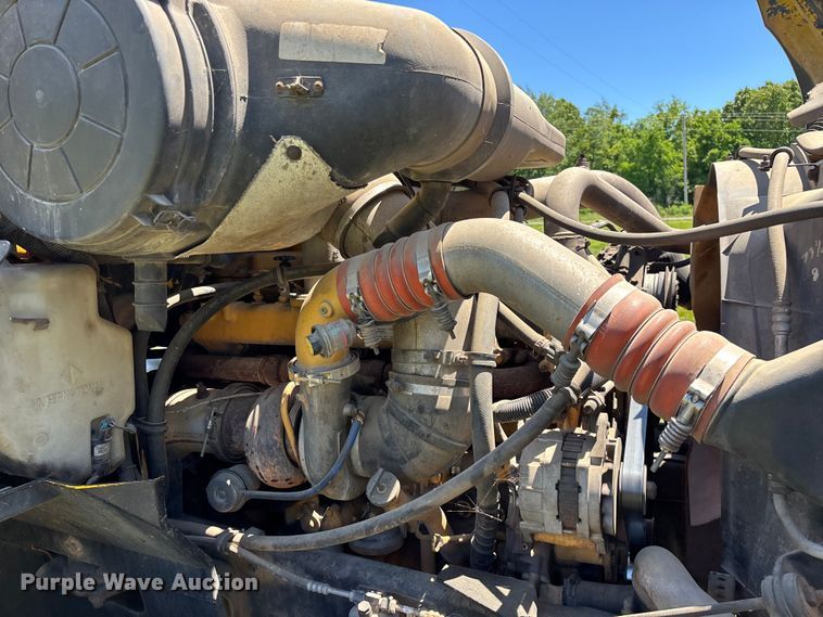 image for item FG0351 2001 International 9200i semi truck