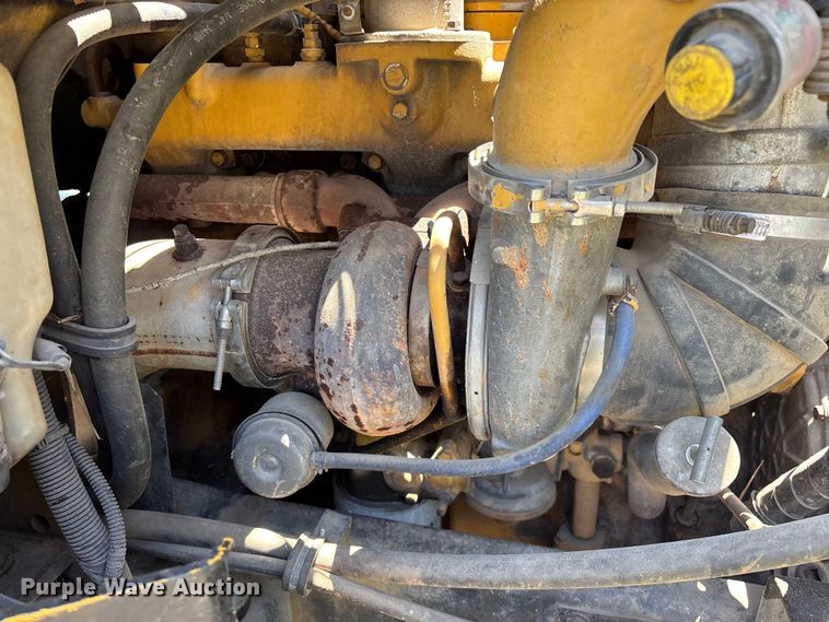 image for item FG0351 2001 International 9200i semi truck