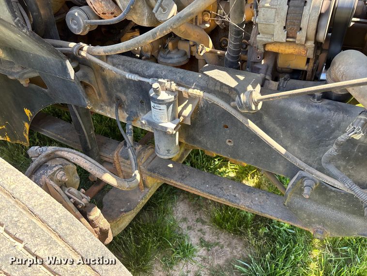 image for item FG0351 2001 International 9200i semi truck